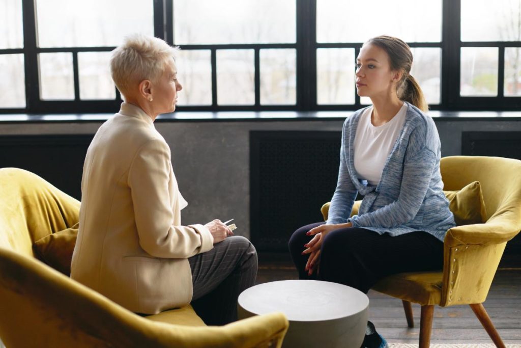 therapist explaining to woman the four ways to take advantage of therapy