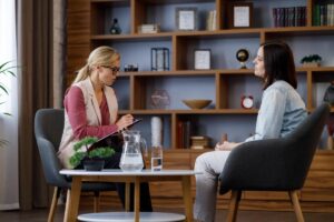 young woman meeting with her therapist in an office setting to discuss borderline personality programs in Texas